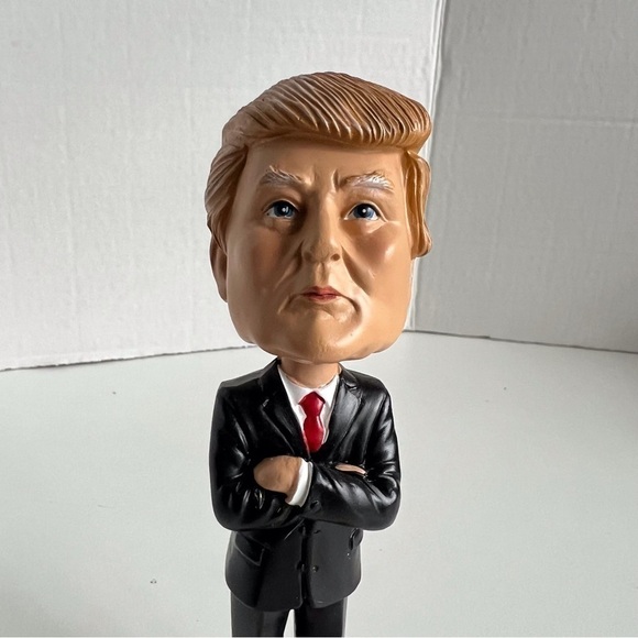 NIB - Donald Trump Bobblehead, 45th President of the United States. - Picture 6 of 14